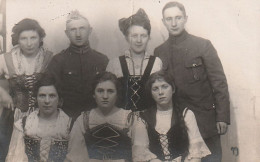 AK Foto Deutsche Soldaten Mit Frauen In Tracht - 1919 (68955) - Guerre 1914-18