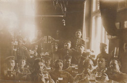 AK Foto Deutsche Soldaten Mit Biergläsern Bei Feier - 1. WK (68956) - War 1914-18