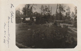 AK Foto Gruppe Deutsche Soldaten In Waldlager - 1917 (68959) - Oorlog 1914-18