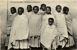 Madagascar - Indigenes Betsileos - Personajes