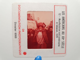 Photo Diapo Diapositive Slide Les Américains Au XXème Siècle N°12 Manif Anti Américaine à TEHERAN En IRAN En 1979 - Diapositive