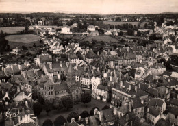 Mauriac - Vue Aérienne Sur La Place De L'église Et Le Village - Mauriac