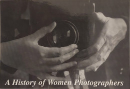 Carte Postale - A History Of Women Photographers (appareil Photo) Alma Lavenson, Self-Portrait, 1932 - Photographie