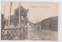 44 ***La BERNERIE ***  La Gare  * L'arrivée Du Train   *** - La Bernerie-en-Retz