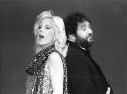 SYLVIE VARTAN ET CARLOS EN DUO POUR LA TELEVISION 1979 PHOTO DE PRESSE  24X18CM - Berühmtheiten