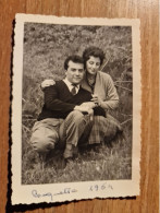 19010 A.  Fotografia D'epoca Uomo Donna In Posa Che Fumano 1954 Italia - 9x6,5 - Anonyme Personen