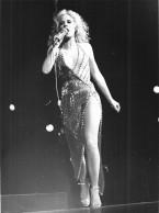 SYLVIE VARTAN 1978 DE RETOUR AU PALAIS DES CONGRES PHOTO DE PRESSE  24X18CM - Personalidades Famosas