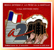 SUPER PIN'S "Antenne 2, PRISE De La BASTILLE" Signé A. BERTRAND, En ZAMAC Base Or, Format 3X2,5cm - Medias