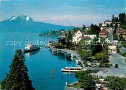 12788020 Weggis Vierwaldstaettersee Promenade Mit Pilatus Bootsanleger Faehre We - Sonstige & Ohne Zuordnung