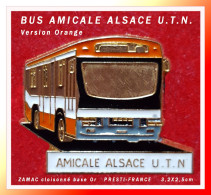 SUPER PIN'S "TRANSPORTS-AMICALE ALSACE U.T.N" En Bel émail Cloisonné Base Or Signé PRESTI FRANCE  3X3,4cm - Transports
