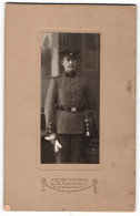 Fotografie Atelier Victoria, Ulm, Portrait Soldat In Uniform Mit Schirmmütze Und Handschuhen  - Personas Anónimos