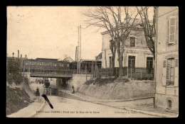 89 - PONT-SUR-YONNE - TRAIN SUR LE PONT DE CHEMIN DE FER ET RUE DE LA GARE - Pont Sur Yonne