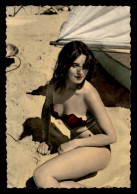 PIN-UPS - SEXY - BIKINI - FEMME SUR LA PLAGE - Pin-Ups