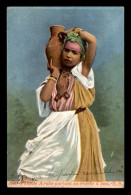 SCENES ET TYPES - ALGERIE - FEMME ARABE PORTANT SA CRUCHE D'EAU - CARTE COLORISEE - EDITEUR AQUA-PHOTO L.V.S. - Plaatsen