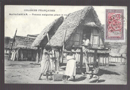 Madagascar, Femmes Malgaches Pilant Le Riz (A17p23) - Madagascar