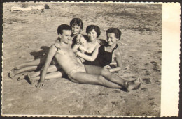 Trunks Muscular Man Guy And Bikini Woman  Girls   On Beach Old Photo 9x12cm #41142 - Personnes Anonymes