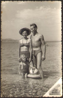 Trunks Muscular Man Guy And Bikini Woman  Girls   On Beach Old Photo 9x12cm #41143 - Personnes Anonymes