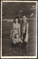 Trunks Muscular Man Guy And Bikini Woman  Girls   On Beach Old Photo 9x12cm #41145 - Personnes Anonymes