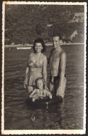 Trunks Bulge Muscular Man Guy And Bikini Woman  Girls   On Beach Old Photo 9x12cm #41145 - Personnes Anonymes
