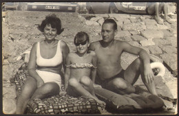 Trunks Muscular Man Guy And Bikini Woman Hairy Legs And  Girls   On Beach Old Photo 9x12cm #41146 - Personnes Anonymes