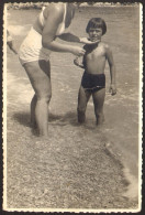 Bikini Woman Bad Crop Out Of Frame  And  Girls   On Beach Old Photo 9x12cm #41147 - Personas Anónimos