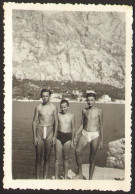 Three Trunks Muscular Man Guy   Boys   On Beach Old Photo 6x8cm #41158 - Personnes Anonymes