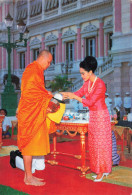 CPSM Thai Queen SIRIKIT Presenting Gifts To A Budhist-Priest In Bangkok     L2874 - Thailand