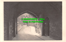 R532919 Tower Of London. Byward Gate. View Looking Outwards Across The Moat To T - Autres & Non Classés