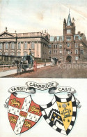 73553447 Cambridge Cambridgeshire Gebaeude Pferdedroschke Wappen Varsity Caius C - Autres & Non Classés