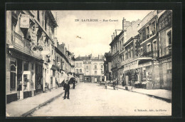 CPA La Flèche, Rue Carnot, Vue De La Rue  - Autres & Non Classés