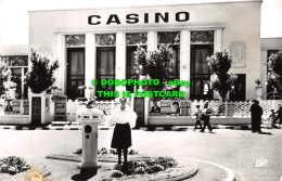 R534290 Les Sables. D Olonne. Jeune Sablaise Devant Le Casino. C. A. P. RP - Monde