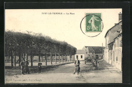 CPA Ivry-le-Temple, La Place  - Autres & Non Classés