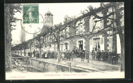 CPA Guiscard, L`Hotel De Ville Et Les Ecoles  - Guiscard