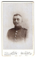 Fotografie Otto Mohr, Neuburg A.D., Franziskanerstrasse B. 162, Soldat Mit Gezwirbeltem Schnauzbart In Uniform  - Personnes Anonymes