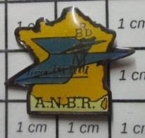 1618c Pin's Pins / Beau Et Rare / POSTeS / ANBR LA POSTE OISEAU BLEU FRANCE JAUNE PTT - Postwesen