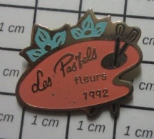 1618c Pin's Pins / Beau Et Rare / MARQUES / FLEURISTE LES PASTELS PALETTE PINCEAUX PEINTURE - Marche