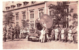 LAEKEN - BRUXELLES - Militaria - Caserne D.T.C.A - Exercice Au Projecteur Avec Masque Anti Gaz - Laeken