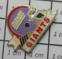 1618c Pin's Pins / Beau Et Rare / SPORTS / CASQUE DE FOOTBALL AMERICAIN EQUIPE DES GIANTS - Calcio