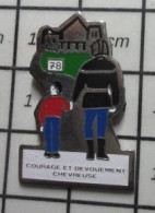 3122 Pin's Pins / Beau Et Rare / POMPIERS / COURAGE ET DEVOUEMENT CHEVREUSE - Feuerwehr