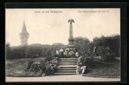 AK Husum, Kriegerdenkmal Im Schlossgarten Mit Besuchern  - Husum