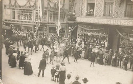 ALSACE MULHOUSE : CARTE PHOTO Glucksstiefel  Zur Hut Koenigin Défilé Militaire Soldats - Mulhouse