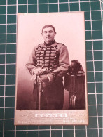 BRIGADIER 13 EME CHASSEURS A CHEVAL 3 EME REPUBLIQUE, SABRE ET SHAKO, PHOTO CDV DE REYNES MONTPELLIER - Documents