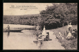 CPA Le Lac Du Bouchet, Touristes Attendant La Barque Pour Traverser Le Lac  - Andere & Zonder Classificatie