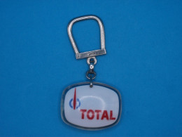 Porte-clé Plastique - Total - Produits Pétroliers - Station-Service Avec Voiture Mobile - Années 50-60 - Citroën DS - Sleutelhangers