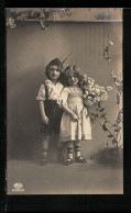 Foto-AK Amag Nr. 61323 /3: Kleines Paar Mit Blumenstrauss  - Photographie