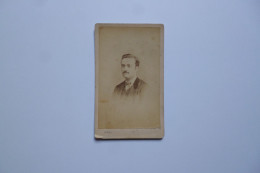 Photographie CDV -  Jeune Homme   -  Photographie VEBER  -  30 Rue Saint Thomas  -  SAINT GERMAIN En LAYE - Autres & Non Classés