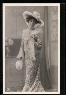 Foto-AK RPH Nr. S-371-4650: Hübsche Dame Im Bestickten Kleid  - Photographs