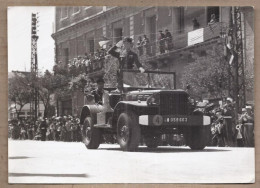 PHOTOGRAPHIE ALGERIE SAÏDA SAIDA MILITARIA Défilé 8 Mai 1960 TB ANIMATION RUE Militaires Nommés JEEP Habitants - Saïda