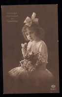 Kinder-AK Namenstag: Sitzendes Mädchen Mit Haarschleife Blumen, VILSBIBURG 1919 - Altri & Non Classificati