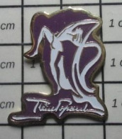 613C Pin's Pins / Beau Et Rare / MARQUES / FEMME DANSANT AVEC DES VOILES Trop Mal écrit - Trademarks